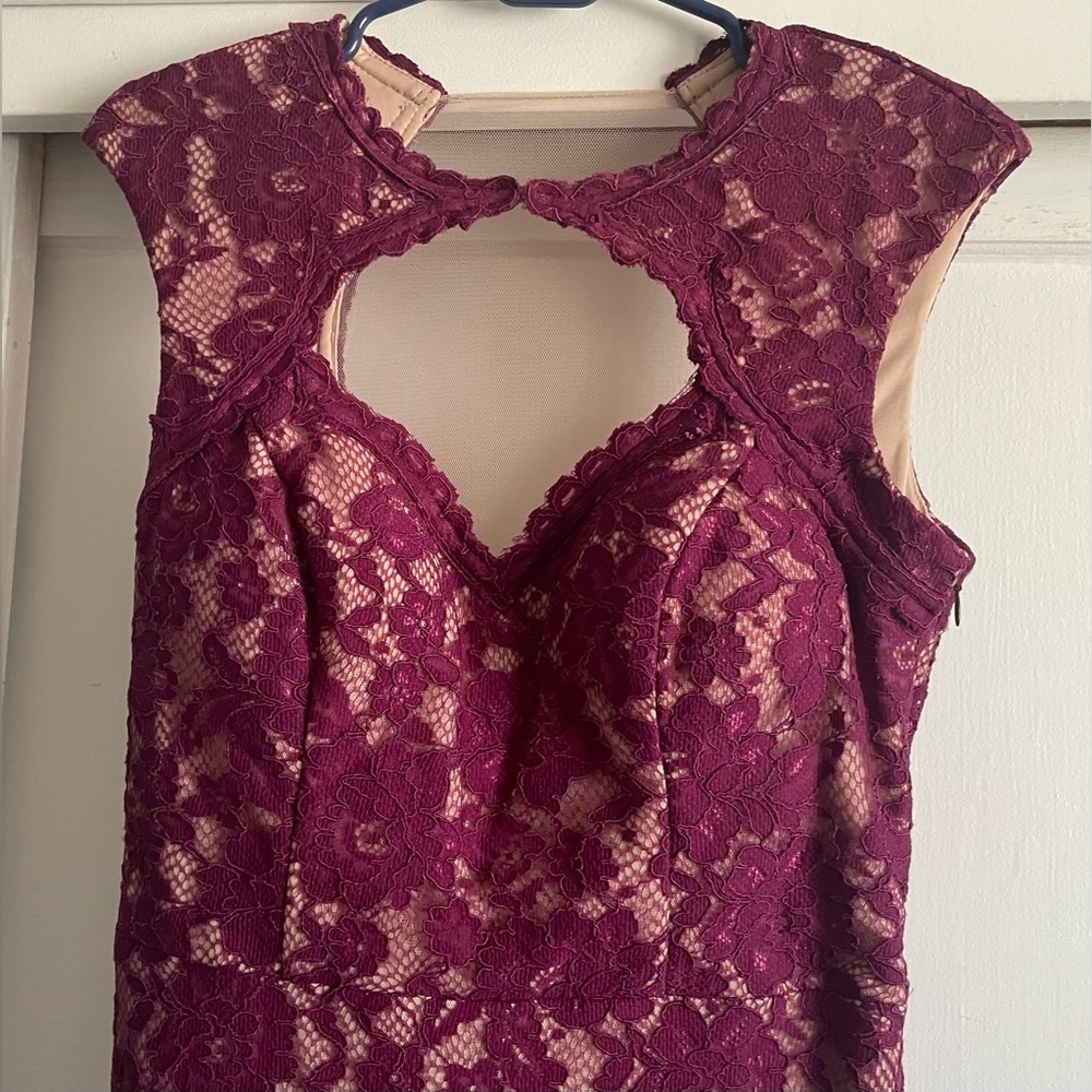 Xscape Cutout Lace Purple Gown. Pre-Owned. - Picture 6 of 9